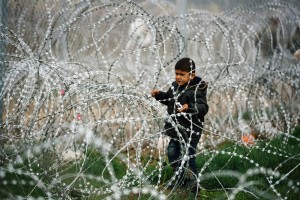 Jongetje in prikkeldraad Grieks Macedonische grens 2016