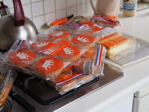 EKIP-ers verzamelen Oranjekoek bij Oeca in de keuken
