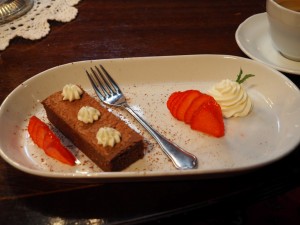 16-Hotel-Dalen-6-brownies-with-a-sliced-strawberry. We vroegen om wafels met jam en room. Dát hadden ze niet!? Mijn verbazing en verbijstering was zichtbaar. Nou ja, die kunstige aardbei maakte alles goed. En dan die brownies. Zóóóó!!!