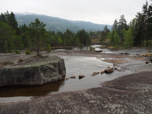 31-Natuurlijk-zwemparadijs-Tveitbø: het enige dat de Noren gedaan hebben is er een vlonder naar toe leggen. Fantastische plek!