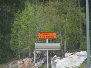34-Stengt-Bomveg-Bergsdalen-Setesdalen-West. En daar begint ons "stengt-verhaal". Vele bergwegen zijn nog afgesloten wegens de sneeuw die er nog volop ligt!