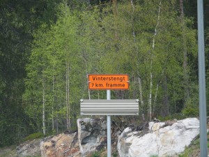 34-Stengt-Bomveg-Bergsdalen-Setesdalen-West. En daar begint ons "stengt-verhaal". Vele bergwegen zijn nog afgesloten wegens de sneeuw die er nog volop ligt!