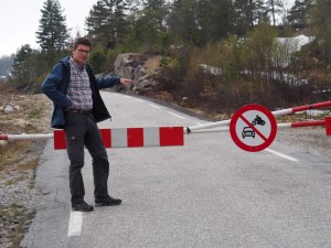 35-Stengt-Bergsdalen-Setesdalen-west zijde. Wij gaan als 1e een paar dagen later Setesdalen over van west naar oost, nadat er voldoende sneeuw is geruimd