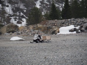 36-Sneeuwscooters-bij-Bergsdalen-staan-nog