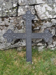 Brunkeberg-kirke: ik loop langs de graven en daar steek je veel van op. Zoals de teksten op dergelijke graftekens uit 1800 (zoom maar in)