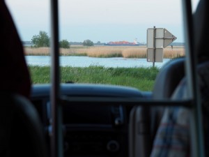 Uitzicht op de Elbe door de treden van de nieuwe trap naar de slaapkamer, met nog een stukje schouder van Harco