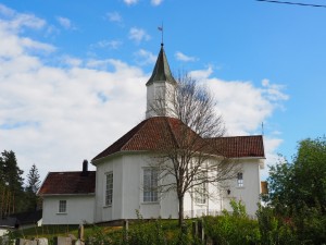 Herefoss-veg-41. Veel kerken zijn 8-hoekig gebouwd. Fraai! Jammer dat we niet binnen in de kerken kunnen kijken! Deze zijn meestal mooi beschilderd binnen, met vaak blauwe kleuren