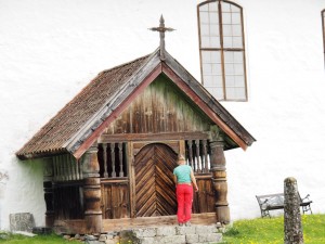 Kviteseid-kirke, Nardi checkt voordeur, die bij alle kerken dicht zit!!!