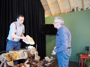 Dan krijgen we een intermezzo! Deze Tukker heeft klompen bij de Welkoop gekocht, maar er moet nog wat uit de binnenkant gesneden worden. Of de klompenmaker dat kan? Tuurlijk!