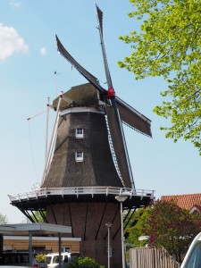 Molen De Hoop in Hellendoorn op een zonnige zaterdag in mei