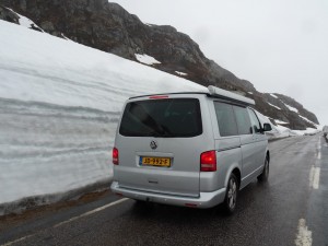 De sneeuw die wordt "gesneden" steekt boven ons dak uit!