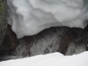 Water stroomt onder de sneeuw door