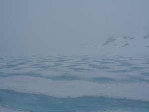 Het blauwe ijs op de bergmeren