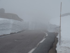 Afgewisseld met slecht zicht in witte muren van sneeuw