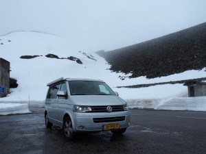 VW-bus bij dam van krachtcentrale op route