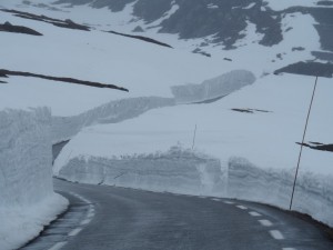 De weg door sneeuwwallen