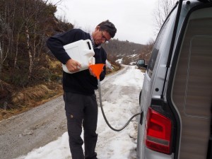 Harco vult 30 liter vers water met mijn trechter-uitvinding