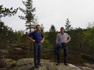 Stoere mannen met twee vingers in de neus boven