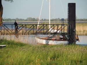 Tijdens het "afmeren" aan de Elbe vaart deze boot uit het sluisje de Elbe op