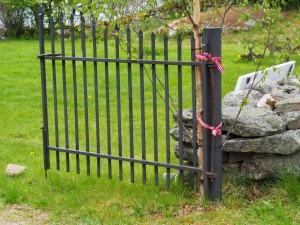 Årdal-kirke-V9: vastgebonden met de lintjes van 17. mai