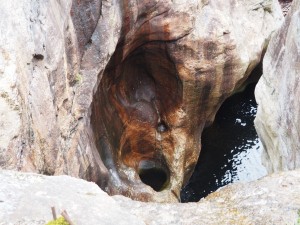 14. Zo kom je dan bij de Handelandfossen op V468, met enorm grote en uitgesleten gaten. Ontstaan in de ijstijd