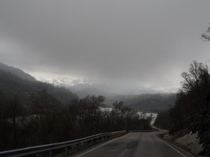 16. Haaaaa, stengt! Nee, niet door de Noorse wegwerkers, maar wij hebben dat zelf besloten. We wilden naar Lysebotn (einde Lysefjord) via bomveg Bergsdalen en Flogdalen, maar er hangt een vette, dikke mist! Dát wordt um niet!