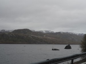 Vrij-kamperen-Svartevatn-V45, bij de bomveg Bergsdalen die nog gesloten is sinds de winter