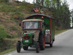 6. We duiken weer eens een klein zijweggetje op en worden beloond met dit multi-landelijke-vakantie-vehicle op ons netvlies. Goed voor de lachspieren