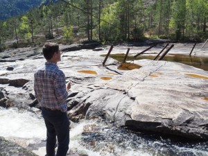 We vallen vandaag van het ene oude in het andere. Hier heeft bij Trongedalsnuten ooit een oversteek over de rivier gezeten