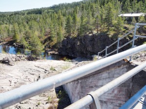 Een van de vele stuwdammen die wij deze korte vakantie tegen komen. Er wordt via het wegvangen van rivierwater heel wat watt's geproduceerd!