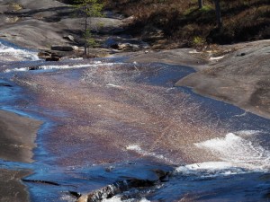 Het gevolg is, dat rivieren droog gelegd zijn, zoals hier bij Nesvatn. De bodem heeftt opvallend platte stenen. 