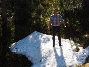 En eindelijk! Op onze 2e dag in Noorwegen staat Harco op de 16e mei in de sneeuw. Hij weet dan nog niet, hoe diep hij nog zal afzinken! Cliffhanger 