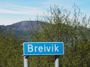 We stoppen voor een foto van het woord "Breivik". Een plaatselijke Noor kijkt ons nors aan. "Breivik" is nog steeds een trauma voor de Noren, vooral nu hij een rechtszaak is begonnen om uit de isolatie te komen