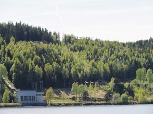 Dit is dan de krachtcentrale waar het water terecht komt via de buizen die je op de bergwand ziet liggen