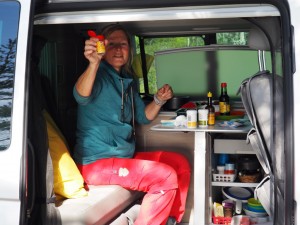 Voordat we bij Marco in Lunde binnenvallen, koken we onderweg onze avondmaaltijd. Luxe kamperen hoor, met die VW-bus! Je stopt, kookt, doet de afwas en rijdt verder. Iesiepiesie