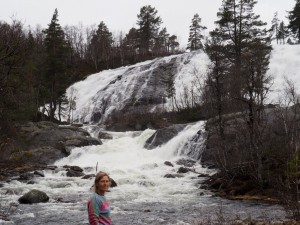 1. Na de Gloppefoss -tur rijden we naar Skrettvatn en komen over de weg tog nog dicht bij een waterval!