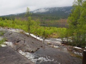 Vanuit der sauna op Fossumsanden kun je in dit badje in de rivier stappen om af te koelen. Wát een mooie en verzorgde plek is het!