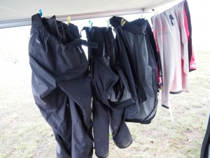 29. We rollen voor 't eerst de luifel uit en hangen onze regenkleding op