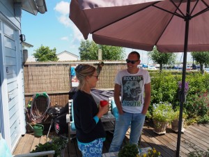 6. Met Sander-de-in-zijn-vrije-tijd-een uit-de-hand-gelopen-timmerman een zondags onderonsje. In mijn pyjamabroek, waar ik "gewoon" mee over straat loop, omdat dit de enige broeken zijn die over de plakkaten passen. Zó kan ik de 4e juni wel in... met deze leuke bezoeken op mijn netvlies!