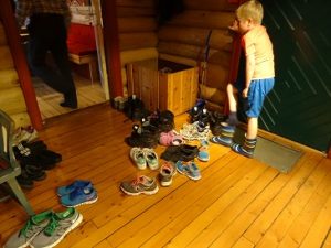 Bjørnhollia hytte: mijn bewijs dat iedere Noor zijn schoenen bij de voordeur uit doet. Deze foto is genomen in augustus 2015. Jong geleerd, oud gedaan