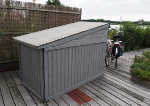 2. Zodra de fietskist droog is, wordt deze tegen de rieten wand geplaatst. De wand gaan we nog bekleden. Wordt vervolgd...