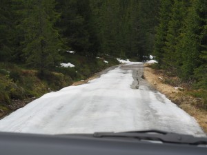 13. Inmiddels zijn we toch stiekem naar Øysa afgeslagen. Het duurt maar een paar kilometer totdat we vastlopen op een met ijs bedekte weg