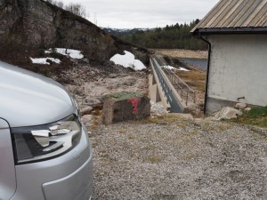 29. We parkeren de VW-bus boven op de dam, toevallig bij een rode DNT-route richting Nystøyl hytte