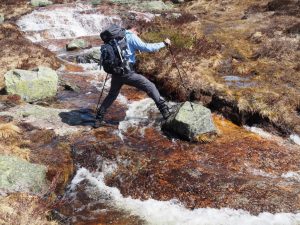 9. Hier bij de splitsing tussen Gaukåsfjellet en Hovstøyl moeten we een keus maken, terwijl onze schoenen zwaar op de proef worden gesteld in deze sompige omgeving