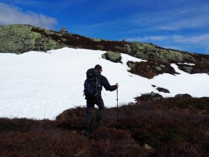 16. En dan doemt op de volgende oostzijde weer een sneeuwveld op, waar ook nog water onder door stroomt. Dat wordt een volgende omweg om veilig naar de volgende top te komen