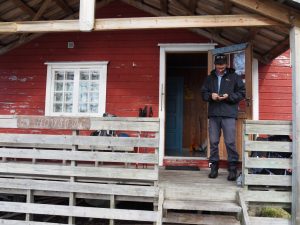 37. En dan hebben we onze 1e DNT-huttentocht in 2016 volbracht! We zijn aangekomen in de grootste hut van Hovstøyl. We kiezen er voor om onze rugzakken op te slaan in de kleinste. Domweg knusser