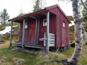 38. Het toilet en houthok, te bereiken door drassige grond