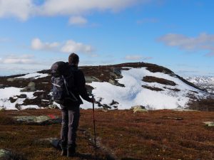 8. Wat kun je hier 's winters mooie tochten maken! Harco kijkt naar de skisporen aan de overkant