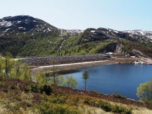 28. Terug bij de dam waar we met de VW-bus hebben gebivakkeerd. Rechtsaf de dam over loop je binnen 2,5 uur naar Nystøyl, wat ons niet lukte op 23 mei. Linksaf loop je binnen 10 minuten naar Torsdalsbu 