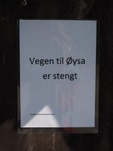 De weg naar Øysæ is nog steeds gesloten. Dat verbaasd ons niet na ons avontuur met Hovstøyl op 24 en 25 mei. We rijden door naar Fjellgardsvegen